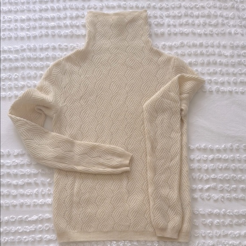 Gentle Heard fitted turtle neck 100% cashmere light sweater Size S